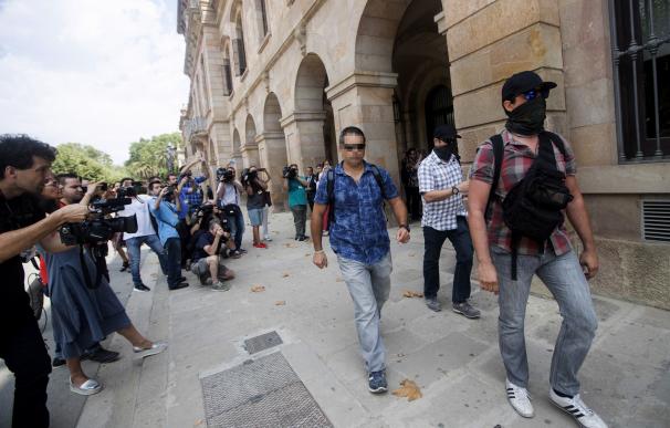 Agentes de la Guardia Civil a su salida de la sede de parlamento de Cataluña.
