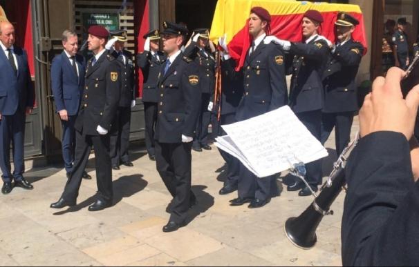 Último adiós de centenares de agentes al "ejemplar compañero Blas" en la Catedral de València