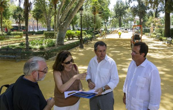El Ayuntamiento repara caminos de albero de los Jardines del Cristina dentro de la mejora de parques históricos