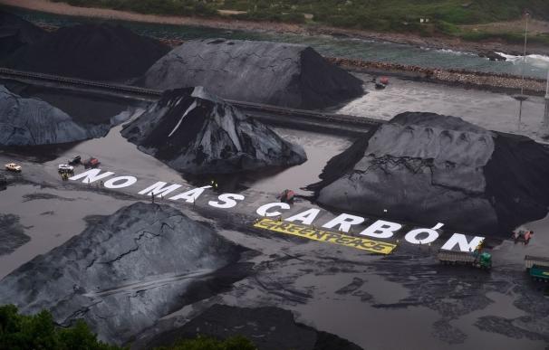 'No más carbón', mensaje en letras gigantes que han elaborado en Asturias los activistas de Greenpeace