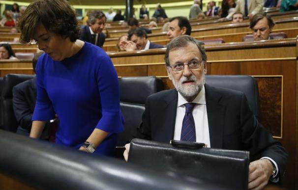 El presidente del Gobierno, Mariano Rajoy,d., y la vicepresidenta del Gobierno, Soraya Saénz de Santamaría,iz. (EFE/Mariscal)