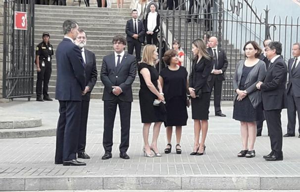 Los Reyes, Rajoy, Puigdemont y Colau asisten a la misa en memoria de las víctimas