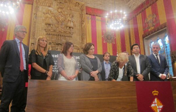 Carmena tras firmar el libro de condolencias en Barcelona: "Pedid lo que queráis"