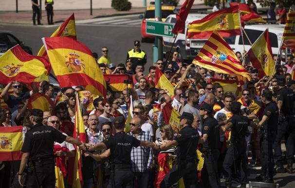 Radicales agreden a la presidenta de Cortes Aragón durante el acto de Podemos