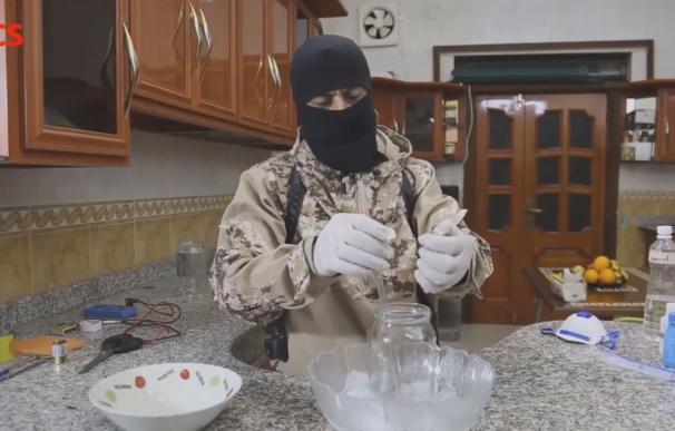 Vídeo en el que los yihadistas muestran cómo fabricar 'La madre de Satán'.