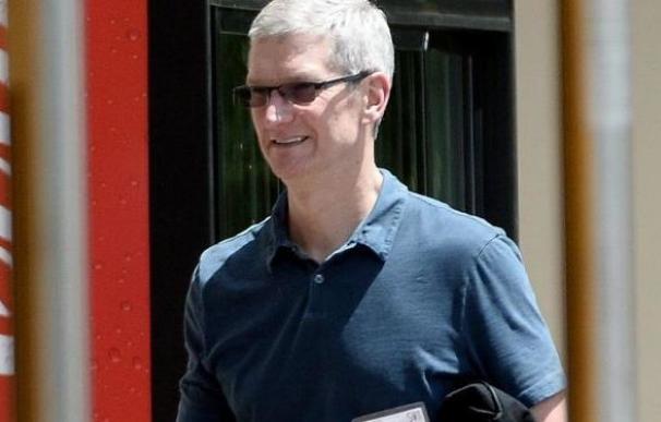 Tim Cook recibe 74 millones en acciones de Apple tras cumplir objetivos