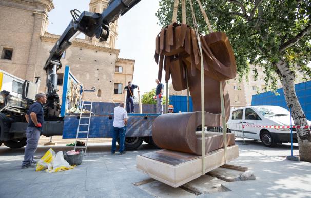 Retiran, deforma provisional, la escultura 'Víctima' por las obras del Mercado Central