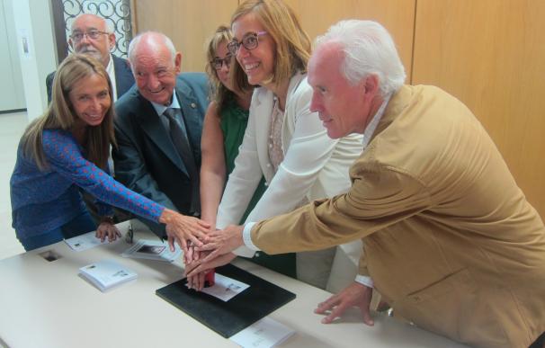 Una exposición con 37 colecciones de sellos de Castilla y León y Galicia homenajea a la Catedral de Palencia