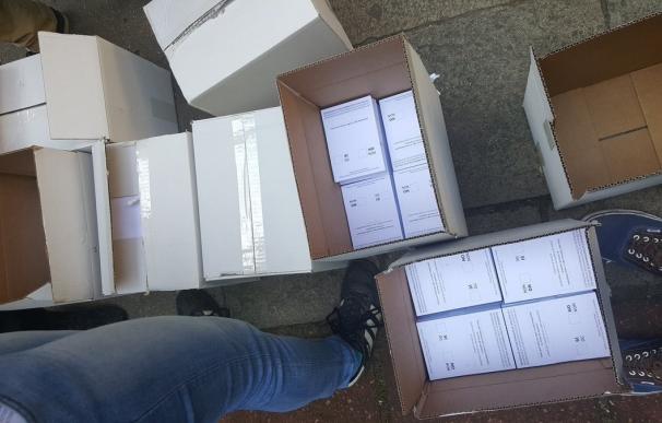 Reparten papeletas en toda Catalunya para votar