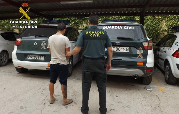 Guardia Civil detiene a un joven por asaltar a un viandante en Cieza y agredirlo hasta reducirlo