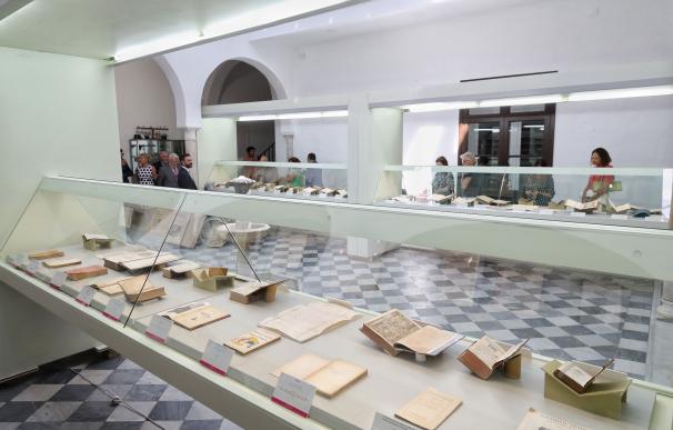 El 'San Francisco de Paula' expone 80 manuscritos e impresos de los siglos XV a XX de su fondo de su biblioteca
