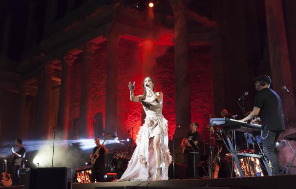 India Martínez reanuda los conciertos del Stone & Music Festival con un lleno en el Teatro Romano de Mérida