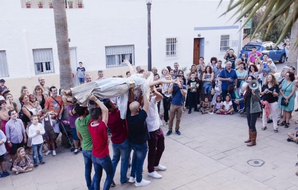 El centro de la capital se convierte en un plató con la visita teatralizada 'Almería, tierra de cine'