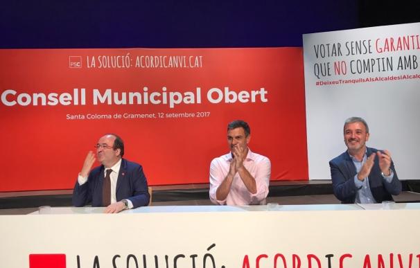 Pedro Sánchez cierra filas con los alcaldes del PSC: "La razón está de vuestro lado"
