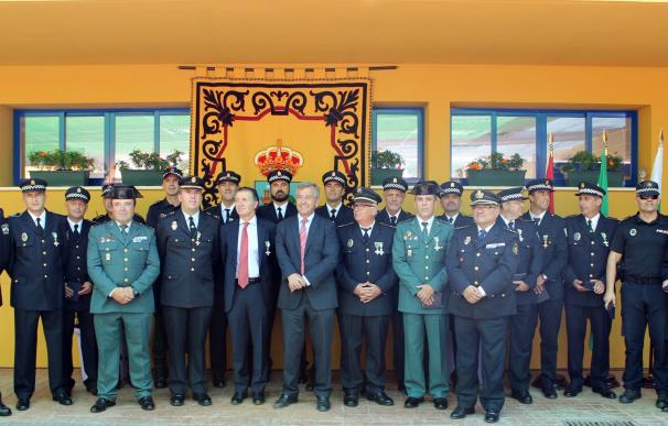 El Ayuntamiento de Estepona entrega condecoraciones en la celebración del Día de la Policía Local