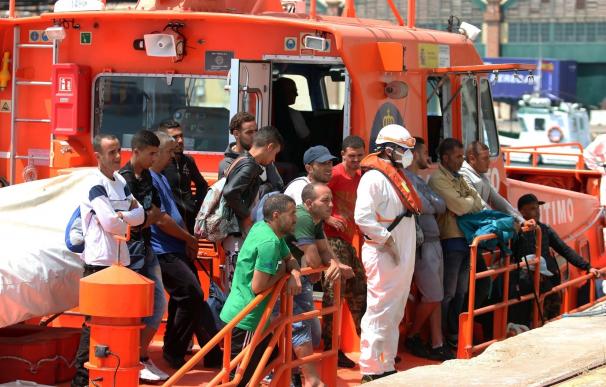 Trasladan al hospital a uno de los 26 inmigrantes llegados al puerto de Málaga