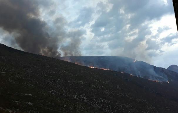 Medios aéreos se incorporan a la extinción del incendio de Fanlo (Huesca), cerca del Parque Nacional de Ordesa
