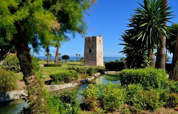Dos torres almenara de Estepona se incluyen en un estudio de la UMA sobre fortificaciones del Reino de Granada