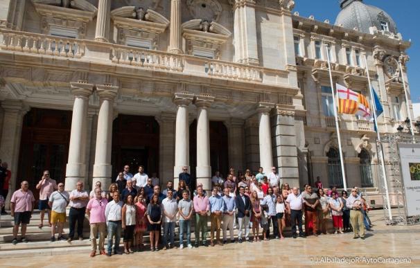 Silencio y banderas a media asta de Barcelona y Cambrils en el Ayuntamiento de Cartagena