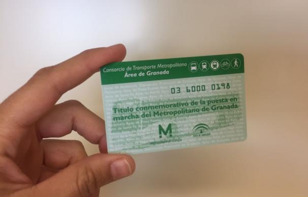 El Consorcio de Transportes de Granada distribuye 40.000 nuevas tarjetas conmemorativas del metro