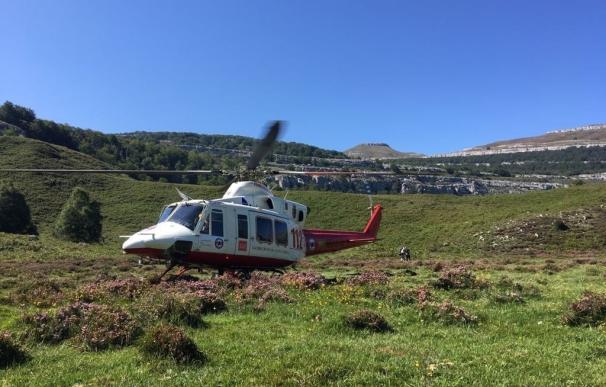 El helicóptero rescata a un senderista lesionado en Los Collados del Asón