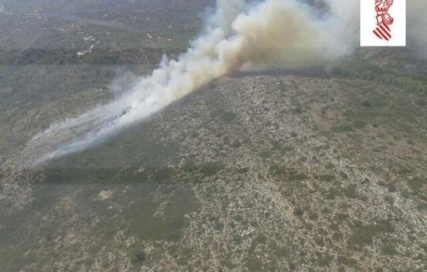 Medios terrestres y aéreos tratan de apagar un fuego en una cresta de difícil acceso entre Teulada y Benissa