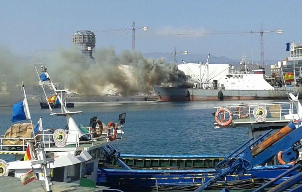 Un pesquero ruso se incendia en el Puerto de La Luz (Gran Canaria)