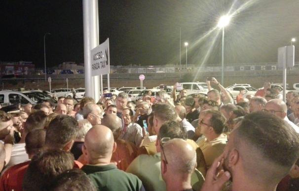 Taxistas de Málaga inician una huelga indefinida por el "intrusismo" de vehículos VTC durante la Feria