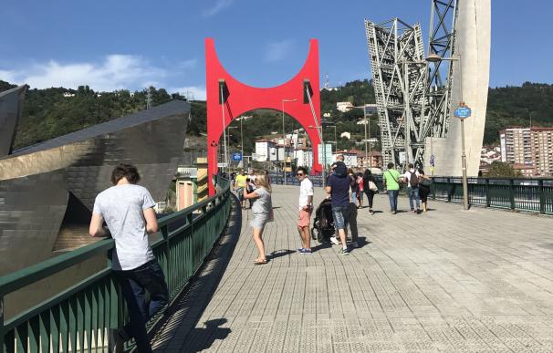 El Guggenheim Bilbao reinaugura los 'Arcos Rojos' de Daniel Buren, tras completar las obras de conservación