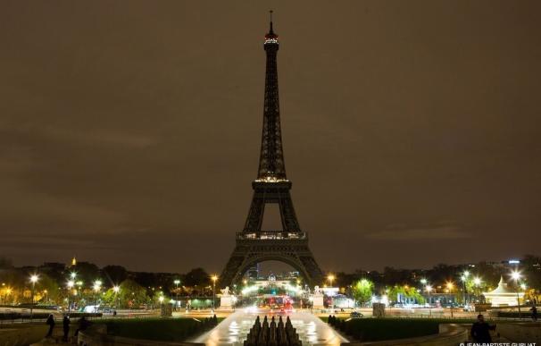 La Torre Eiffel de París apaga sus luces por las víctimas de Barcelona