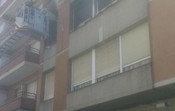 Desalojan un bloque de viviendas de Manresa (Barcelona) por un incendio