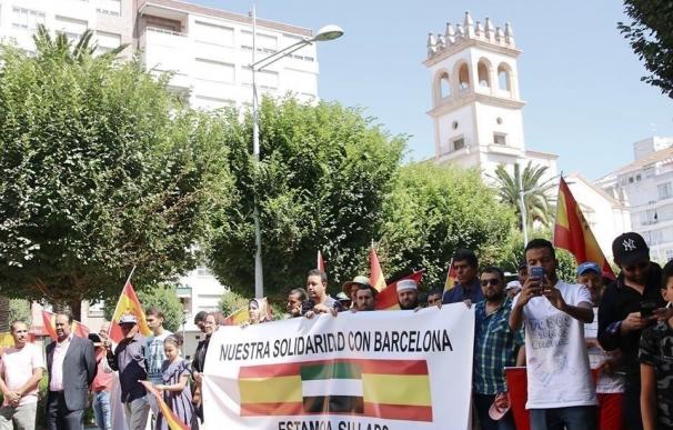 Un centenar de musulmanes de toda Extremadura y vecinos marchan en Badajoz para solidarizarse con Barcelona