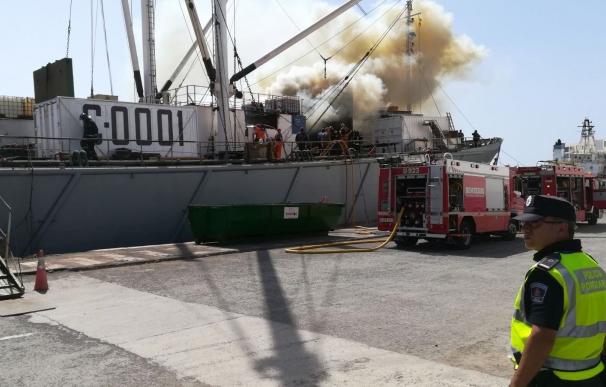 Continúan las tareas de control y extinción del incendio del pesquero en el Puerto de la Luz (Gran Canaria)