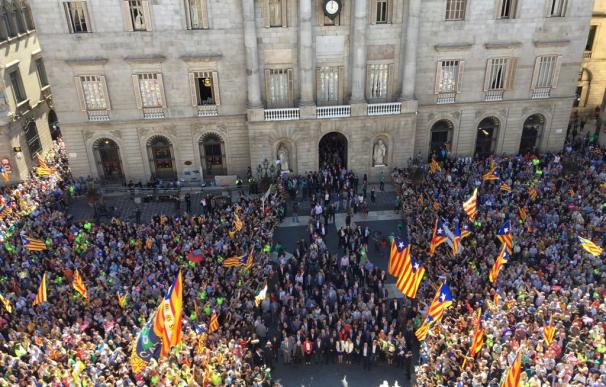 Colau y los alcaldes rebeldes en la plaza de Sant Jaume
