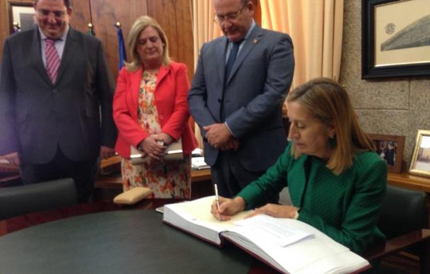 La presidenta del Congreso visita el Ayuntamiento de Jaén y firma en su libro de honor