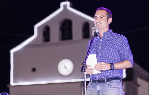 Fernández-Pacheco da inicio a las fiestas de Cabo de Gata con un pregón en el que destaca su enclave turístico
