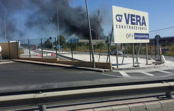 Un incendio afecta a una planta de reciclaje de papel en el polígono Villarosa de Málaga capital