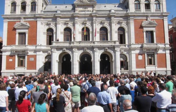Cientos de vallisoletanos se agolpan ante el Ayuntamiento para rechazar el terrorismo y apoyar a las víctimas