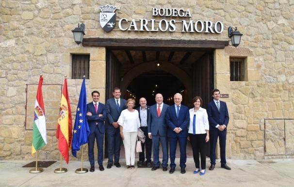 Ceniceros destaca "la alianza entre tradición de Rioja y espíritu emprendedor" de Bodega Carlos Moro
