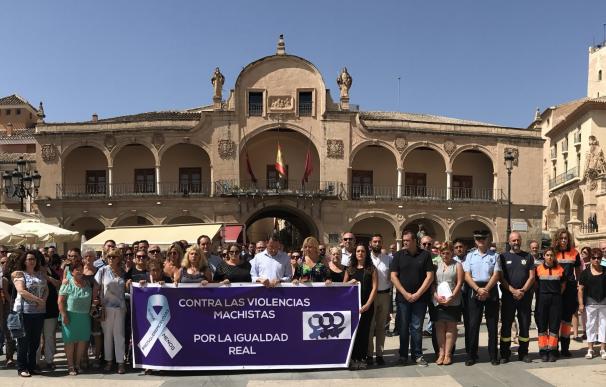 Ayuntamiento Lorca repulsa la violencia de género con un minuto de silencio en memoria de la mujer asesinada en Totana