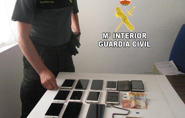 Detenidos dos hombres acusados de 14 hurtos de carteras y móviles durante la Festa do Albariño de Cambados (Pontevedra)