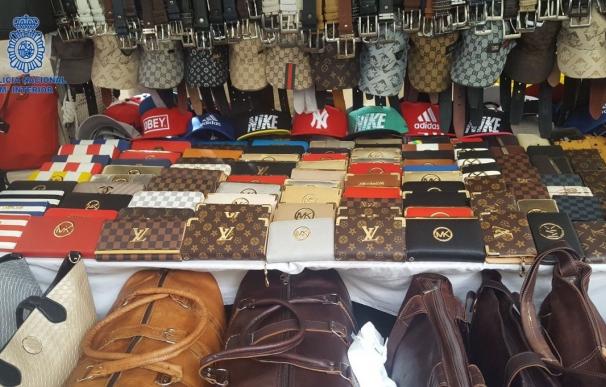 La Policía Nacional interviene más de 700 productos falsificados en un mercadillo de Manacor