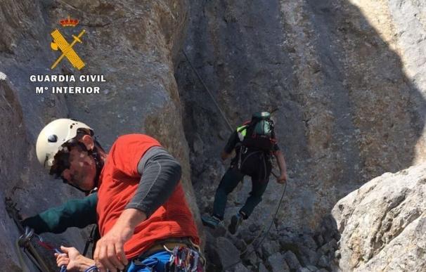 Rescatados en Picos de Europa dos escaladores murcianos que quedaron enriscados haciendo rapel