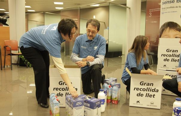 La Obra Social "la Caixa" y Fesbal recogen 15.364 litros de leche para familias en riesgo de exclusión