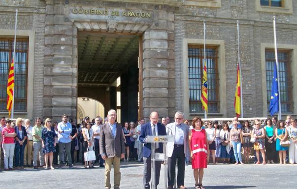 Lambán dice que Aragón "reniega de la intolerancia y de quienes se apoyan en la cobarde amenaza terrorista"