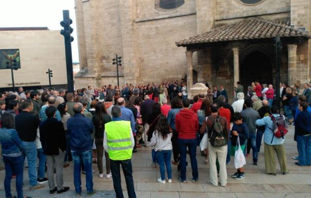 Unos cien vecinos se concentran en Burgos contra la agresión a un vecino que recriminó a unos jóvenes por hacer ruido