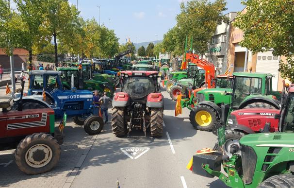 Más de un millar de personas reclama votar con 'tractoradas' en Lleida y Vic