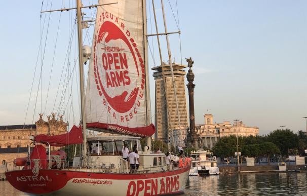 El velero Astral de Proactiva Open Arms zarpa de Barcelona al Mediterráneo central