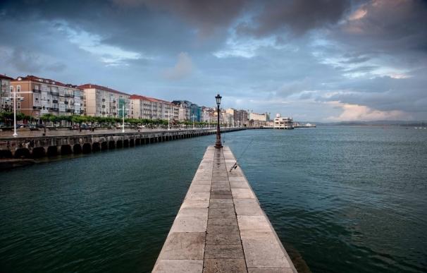 El ministro de Turismo invita a descubrir "el intenso verde de la montaña y el profundo azul del mar" de Cantabria