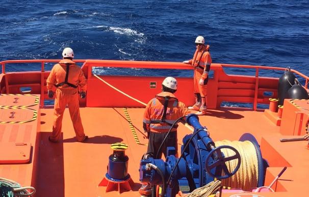 Se elevan a 27 los rescatados en el mar tras interceptar una segunda patera en aguas de Cabo de Gata